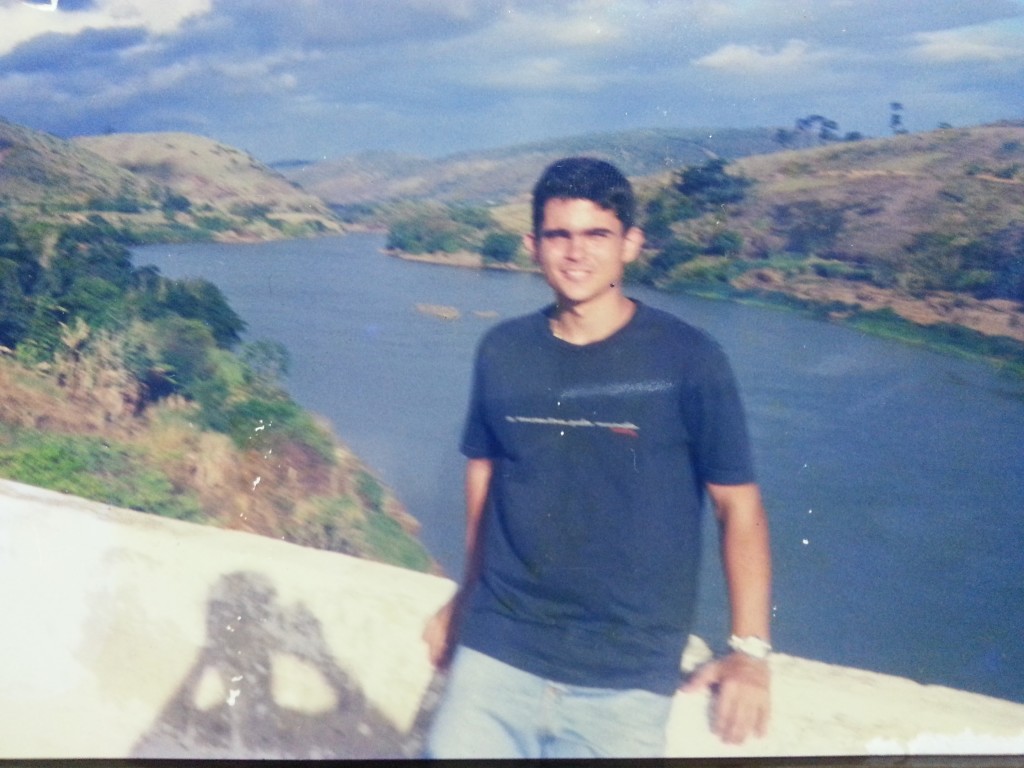Eu, com o Rio Doce ao fundo, em algum lugar entre Colatina e Baixo Guandu no ano de 2001.